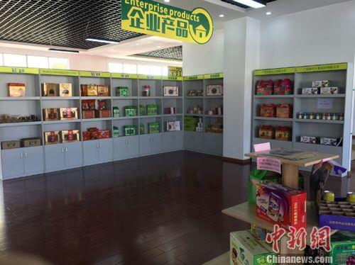 资料图:广西博白县桂果果电商运营中心展示厅展示的当地特色产品.